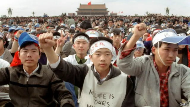 5月13日，由北京高校学生组成的“绝食团”成员，在天安门广场举行绝食宣誓。