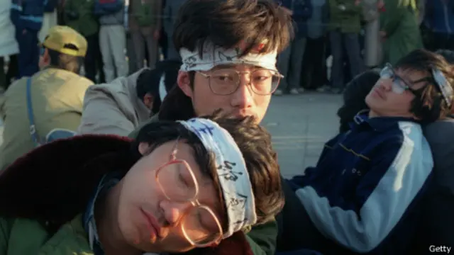 成批的绝食学生昏迷倒下，救护车的警笛24小时响彻在东西长安街上。民众对学生的同情和对政府的愤怒情绪与日俱增。