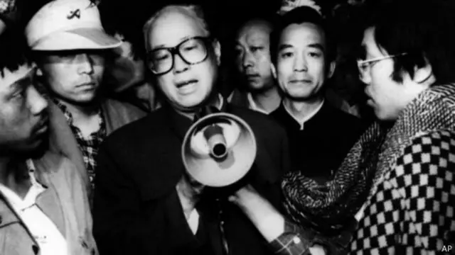 面对绝食学生，赵紫阳说：“我们都老了，无所谓，你们还年轻啊，要保重。”