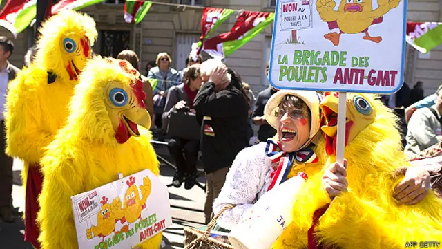 Protestas en París contra el posible ingreso de pollos genéticamente modificados con el acuerdo transatlántico