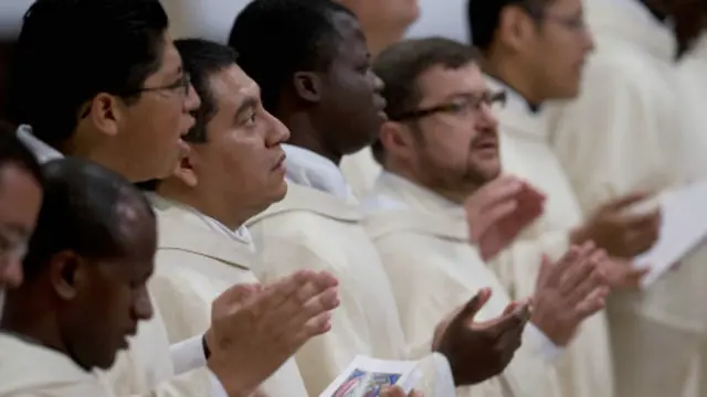 تقول النسوة إن القساوسة سيؤدون عملهم بعاطفة أكثر لو كانوا مدعومين بزوجات وأطفال يساندونهم.