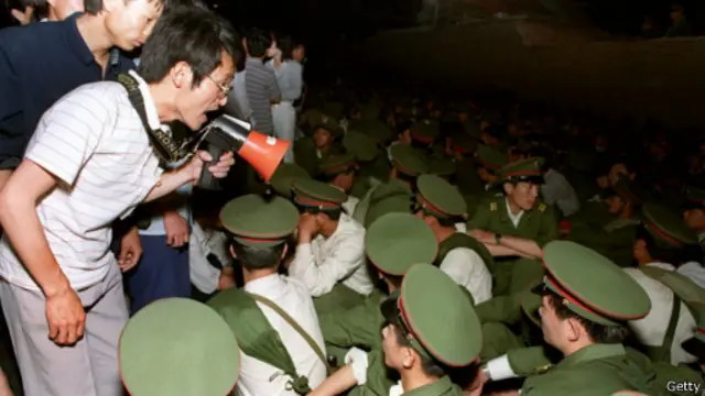 戒严和派军队进入北京城的命令，不但进一步激化了政府与学生的对立，也激怒了北京市民。