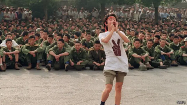 年轻的士兵被激情的呼喊困惑。中国的军队还从来没有遇到过这样的情形。