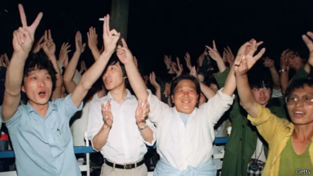 戒严的军队被堵在了城外，城里则到处是游行的人流。戒严令成了一张废纸。