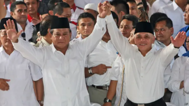 Dukungan Golkar terhadap capres Prabowo-Hatta tidak otomatis diikuti massa partai itu di daerah.