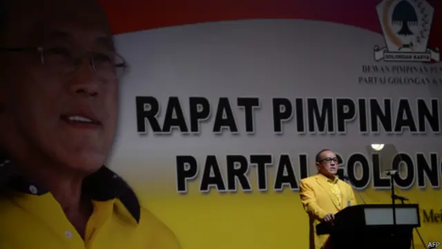 Selama dua tahun terakhir Partai Golkar terbelah menjadi dua, antara kepemimpinan Aburizal Bakrie dan Agung Laksono.