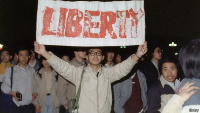 “四君子”的行动与初衷相反，他们的绝食激发了学生和民众更大的热情，本已疲惫的广场再次人潮涌动。