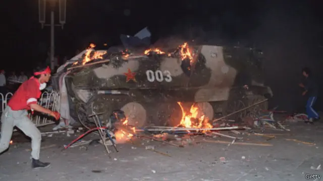 东西长安街上，大批工人、学生、市民用交通隔离墩、公交车、甚至掀起长安街的人行道水泥板块，设立起一道道路障，试图把军队堵住。