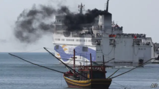 တရုတ် လုပ်သားတွေကို ပြန်လည် တင်ဆောင်သွားတဲ့ သင်္ဘောတစ်စီး Vung Ang ဆိပ်ကမ်းမှ ခွာစဉ်။