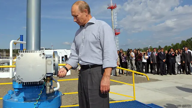 Ông Putin mở van khai trương đoạn đường ống trên lãnh thổ Nga trong tuyến dẫn dầu Nga-Trung hồi năm 2010