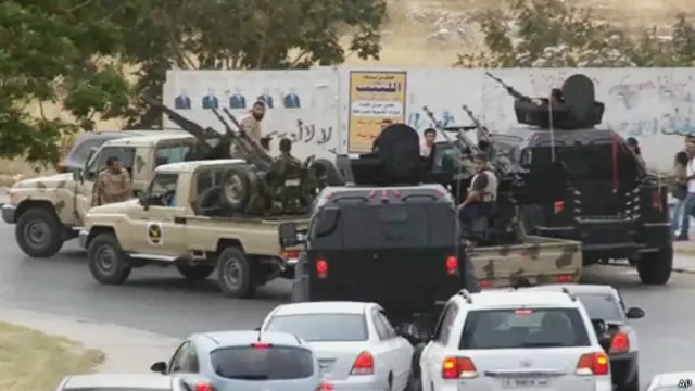 تمتلك بعض المليشيات المسلحة اسحلة ثقيلة كالدبابات والصواريخ.