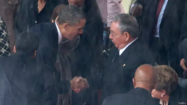 Obama saluda a Castro