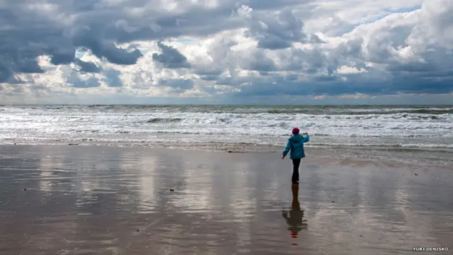 Девочка на берегу