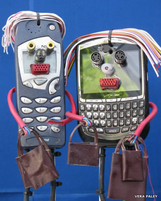 Человеческие фигурки из старых телефонов