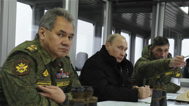 Путин и Шойгу наблюдают за учениями в марте 2014 г.