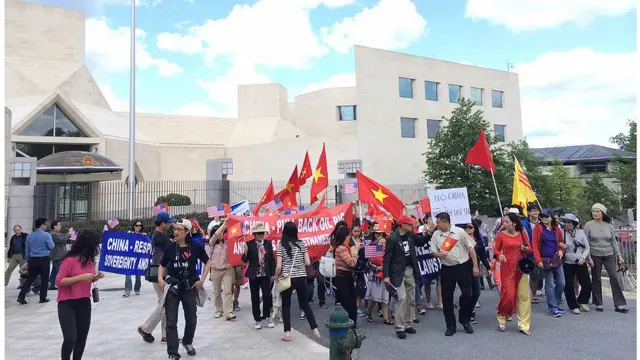 Tại Washington DC có các nhóm người biểu tình mang cờ khác nhau để phản đối.