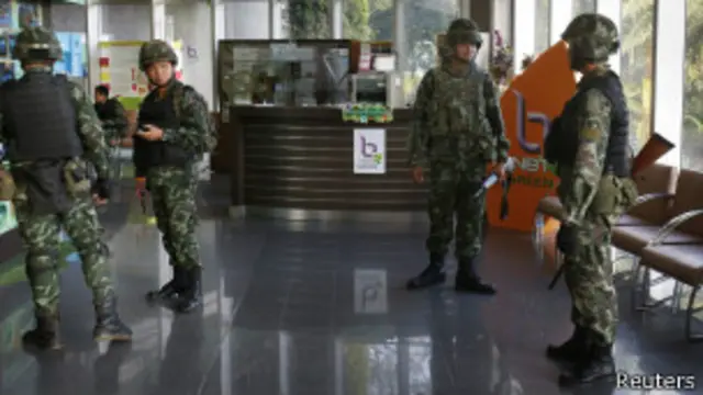 воекнные в фойе телекомпании