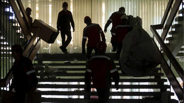 Рабочие наводят порядок в Мариуполе