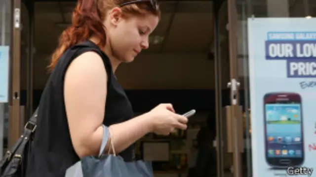 женщина с мобильным телефоном