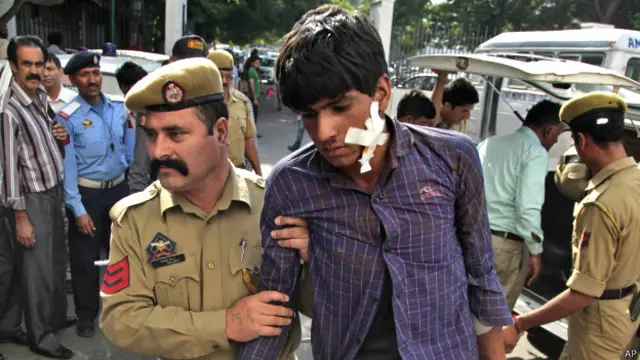 भारत प्रशासित कश्मीर में बस दुर्घटना