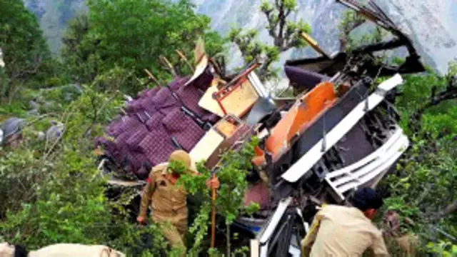 حادثے میں زخمی ہونے والے افراد کو ضلعی ہیڈکوارٹرز ہسپتال میرپور منتقل کر دیا گیا ہے