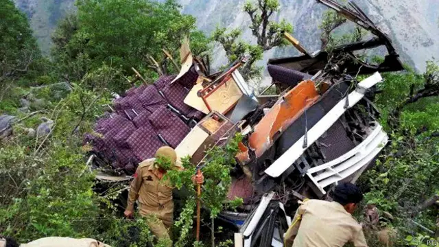 بس میں اس کی گنجائش سے کہیں زیادہ افراد سوار تھے جن کی تعداد 100 سے زیادہ تھی