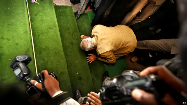 संसद की सीढ़ियों का नमन करते नरेंद्र मोदी