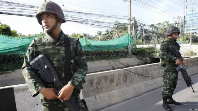 Diễn biến này đưa quân đội vào vị trí kiểm soát an ninh công cộng trên toàn đất nước và chặn các ngả đường ở thủ đô Bangkok.