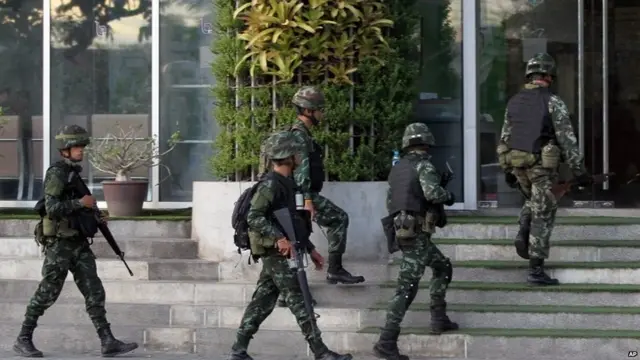 Các nhóm lính có vũ trang đã vào một số trung tâm truyền hình tư nhân ở thủ đô để truyền thông điệp yêu cầu người dân bình tĩnh và tiếp tục cuộc sống bình thường.