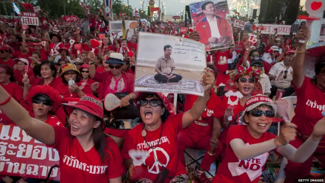 Phe áo đỏ ủng hộ Thủ tướng bị phế truất Yingluck Shinawatra, đe dọa sẽ xảy ra nội chiến nếu quyền lực được trao vào tay một lãnh đạo không qua bầu cử - vốn là yêu cầu của phe đối lập.