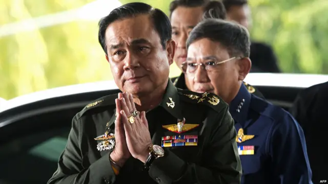 Các quan chức quân đội khẳng định rằng hành động của họ không dẫn tới đảo chính. Trong hình là Tổng tư lệnh Tướng Prayuth Chan-ocha tới dự một cuộc họp báo ở Army Club, Bangkok.