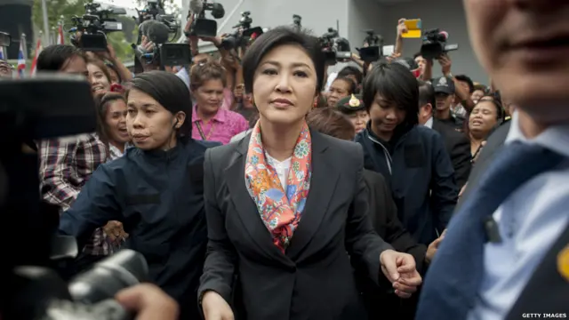 Các chỉ trích gia cho rằng bà Yingluck Shinawatra bị người anh trai lưu vong ngầm điều khiển.
