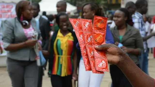 பல நாடுகளில் ஆணுறையை பயன்படுத்துவதில் சமூக, சமயத் தடைகள் உள்ளன