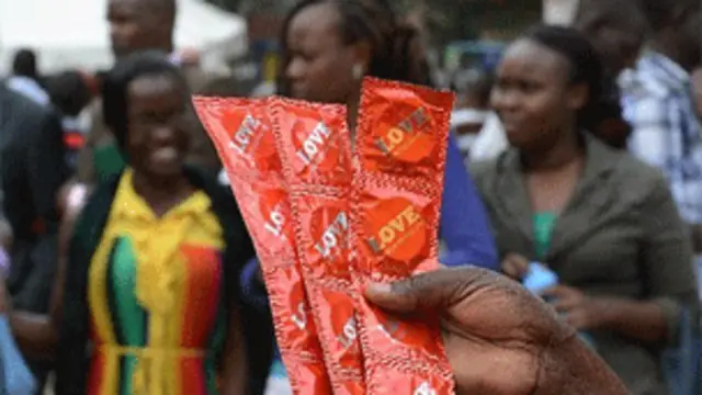 配合“国际安全套日”,肯尼亚义工在大街上发放安全套,宣传安全性行为。