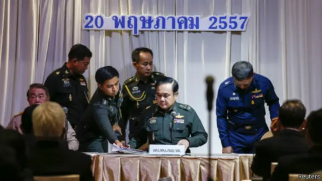Tướng Prayuth Chan-Ocha (giữa) sau khi đọc lời tuyên bố thiết quân luật
