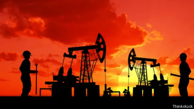 Trabajadores en yacimiento petrolífero