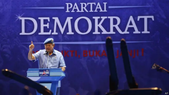 SBY meminta massa Partai Demokrat bersikap netral dalam pilpres nanti.