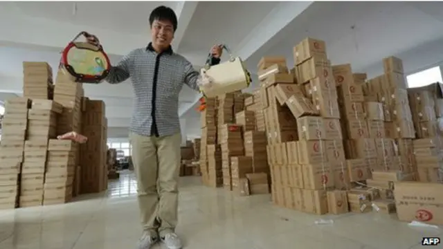 un trabajador chino muestra su producto en una fábrica