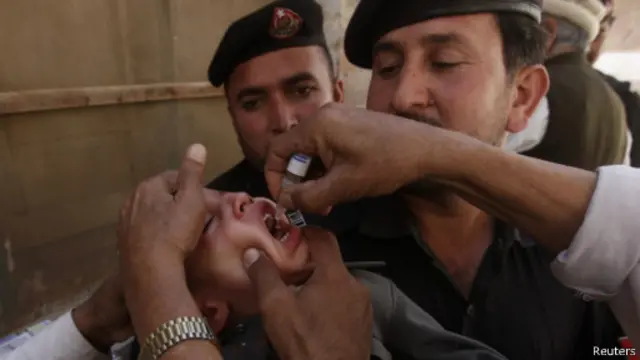 Vaksinasi polio di Pakistan