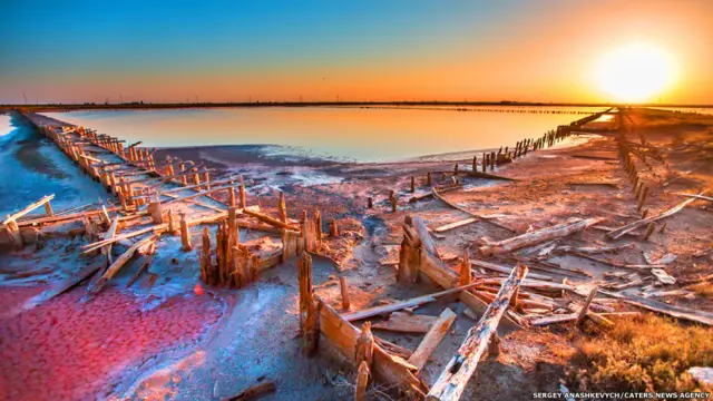 ويضيف اناشكفيتش أن "هذه الطبقة اللزجة الرفيعة تغلف كل شيء.. البشرة والملابس والمعدات.. المشكلة الأخرى الوحيدة هي الرائحة.. لا يمكنك أن تصفها بأنها طيبة."