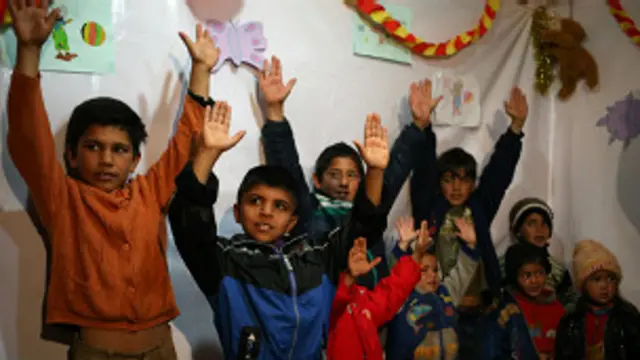 اطفال سوريون في مخيم بمنطقة البقاع في لبنان