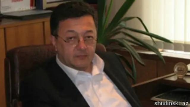 Elçin Şıxlının rəhbərlik etdiyi Ayna-Zerkalo qəzeti 1990-cı ildə təsis edilib. 