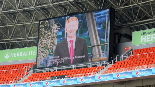 Ринат Ахметов обратился к присутствующим с огромных экранов стадиона. Он подчеркнул, что выступает против самопровозглашенной ДНР и призвал ежедневно включать сирены и проводить автомобильный протест, пока в регионе не будет достигнут мир.