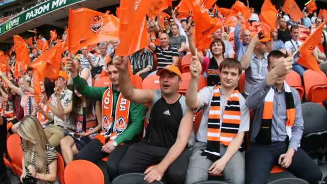 .... а в воздухе развевались флаги ФК "Шахтер".