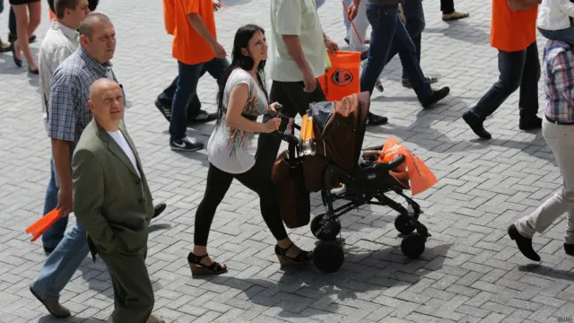 Во вторник 20 мая на улицах Донецка прибавилось оранжевого и черного - это официальные цвета футбольного клуба "Шахтер". Вооружившись флагами и "шахтерской" атрибутикой, фаны клуба и горожане бастовали против самопровозглашенной Донецкой народной республики.