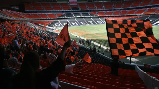 На стадионе "Донбасс Арена" из динамиков тоже раздавались гудки - символ протеста против действий ДНР ...