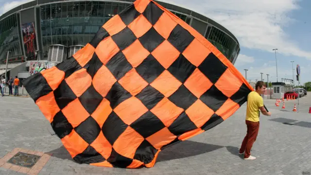 Корреспондент ВВС из Донецка сообщил, что во время акции промышленные предприятия включили сирены, а водители машин сигналили в знак поддержки бастующих. Есть сообщения о том, что пророссийские активисты бросались на машины, пытаясь помешать проведению акции.