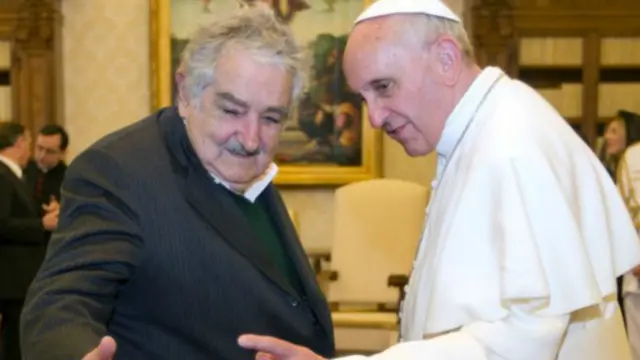 Rais Jose Mujica akiwa na Papa Francis