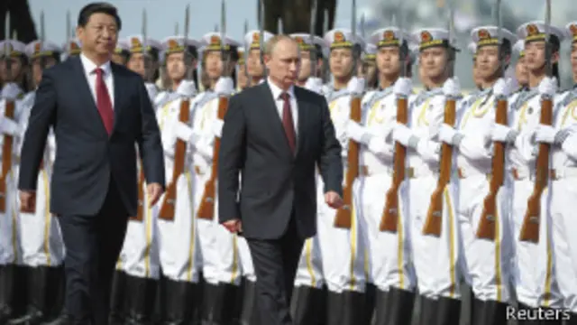 တရုတ်သမ္မတနဲ့ ရုရှား သမ္မတ ဂုဏ်ပြုတပ်ဖွဲ့ကို စစ်ဆေးစဉ်။