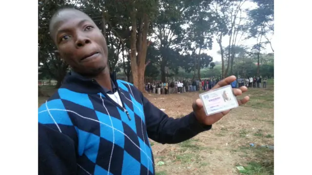 Mpigaji kura huyu alikuwa kwenye foleni asubuhi na mapema kumchagua mgombea wake 